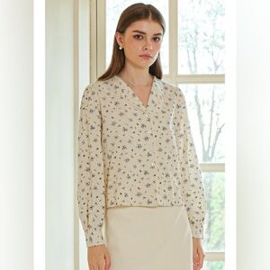 Rosie Posie Subtle Floral Patterned Button-Up Blouse NWT size small